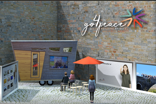 Menschen vor Tinyhouse