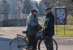 Ältere Männer draußen im Gespräch
