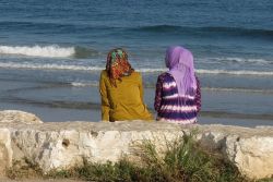 zwei Frauen am Meer sitzend