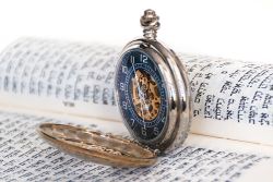 Uhr auf Bibel