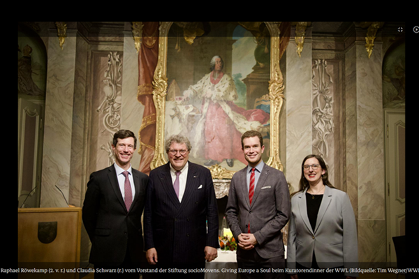 Raphael Röwekamp (2. v. r.) und Claudia Schwarz (r.) vom Vorstand der Stiftung socioMovens. Giving Europe a Soul beim Kuratorendinner der WWL (Bildquelle: Tim Wegner/WWL)